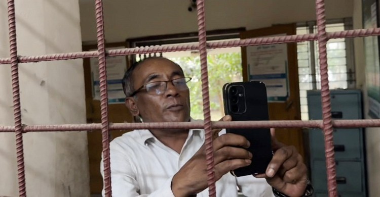 সংবাদ সংগ্রহে বাধা, সাংবাদিকদের মোবাইল ছিনিয়ে নিয়ে অফিসে তালা দিল ভূমি অফিসের কর্মকর্তা