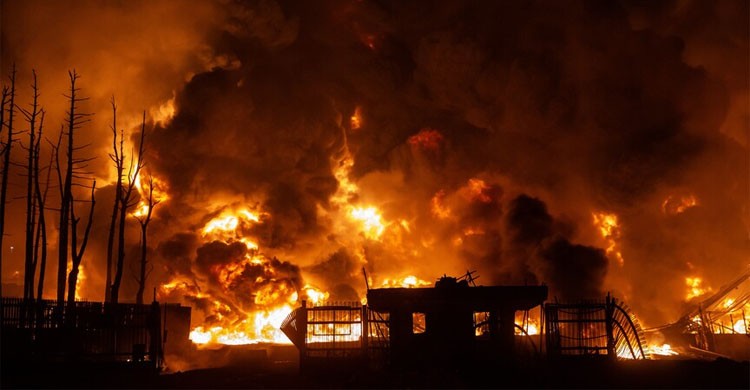 ইরানে আঠা কারখানায় ভয়াবহ আগুন