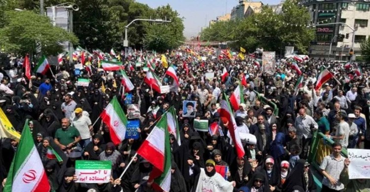 যুদ্ধবিরতির ঘোষণায় তেহরানে বিজয় উৎসবে জনতার ঢল