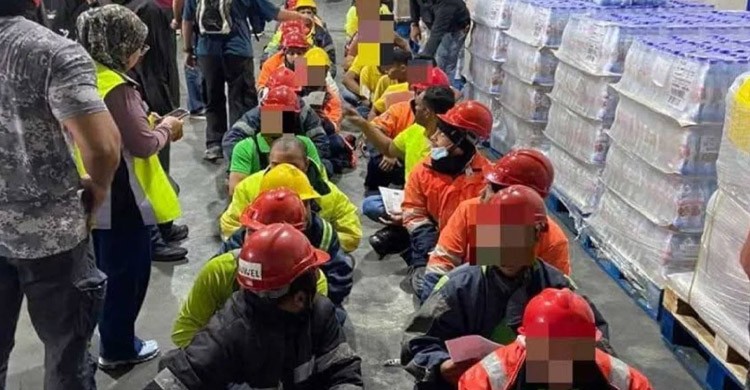 মালয়েশিয়ায় ৫৬ বাংলাদেশিসহ ৬২ জন অবৈধ অভিবাসীকে আটক