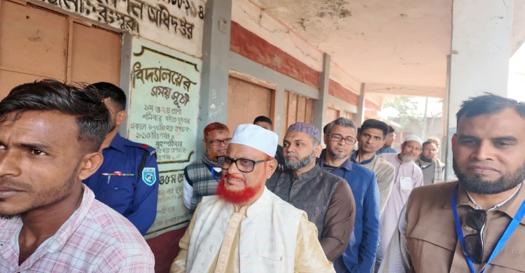 সাধারণ ভোটারদের সঙ্গে লাইনে দাঁড়িয়ে ভোট দিলেন এটিএম আজহারুল ইসলাম