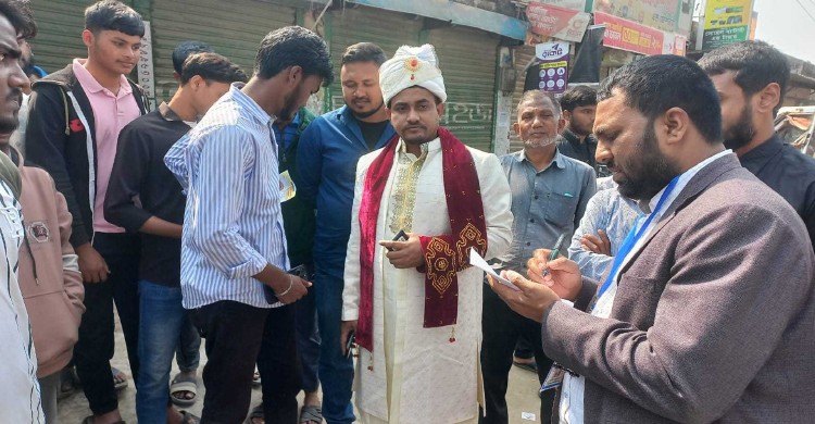 বিয়ের সাজে ভোটকেন্দ্রে হাজির বর, বললেন ‘আগে ভোট পরে বিয়ে’