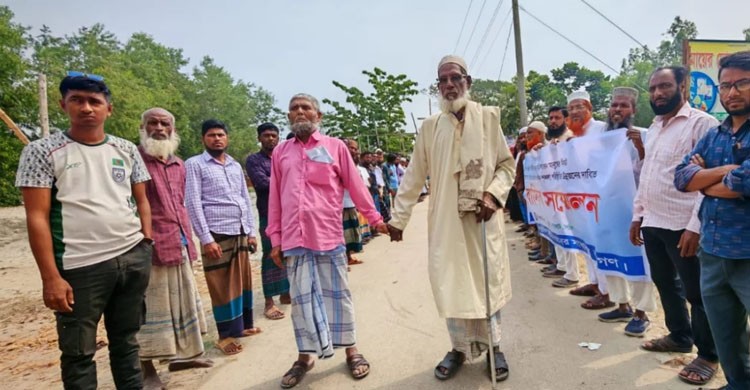 চাঁদাবাজির অভিযোগে বাউফলে বিএনপি নেতার বিরুদ্ধে বিক্ষোভ