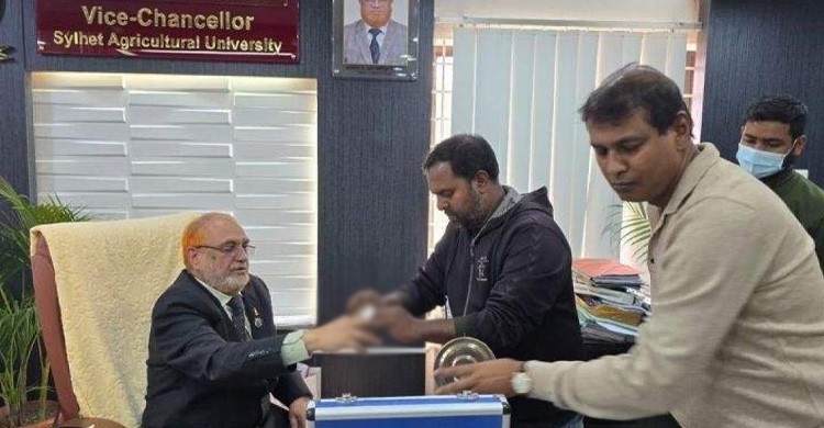 সিকৃবিতে বিএনপিপন্থী শিক্ষকদের দুই পক্ষের মারামারি, উপাচার্য-প্রক্টরসহ আহত ৭