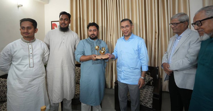 নাহিদ ইসলামের বাসায় তারেক রহমান