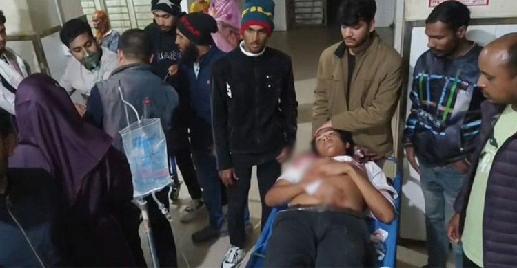 ফরিদপুরে ব্যানার টানানোকে কেন্দ্র করে স্বতন্ত্র প্রার্থীর কর্মী আপন ২ ভাইকে কুপিয়ে জখম