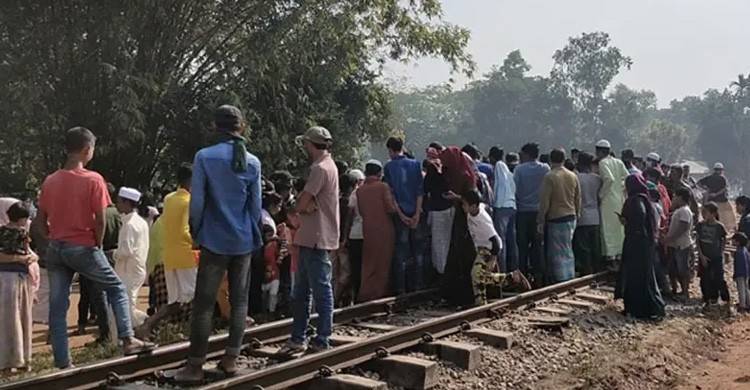 গাজীপুরে দুই সন্তানসহ ট্রেনের নিচে ঝাঁপ দিয়ে আত্মহত্যা করলেন মা