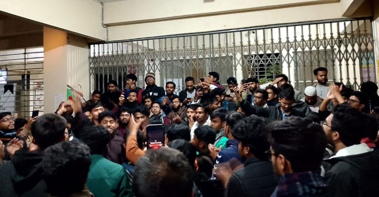 মধ্যরাতে উত্তাল শাবিপ্রবি, শাকসু নির্বাচন স্থগিতের শঙ্কায় বিক্ষোভ