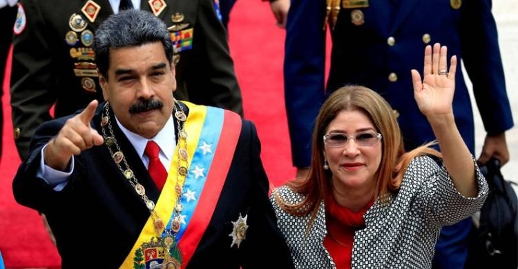 স্ত্রীসহ ভেনেজুয়েলার প্রেসিডেন্ট মাদুরো মার্কিন বাহিনীর হাতে আটক