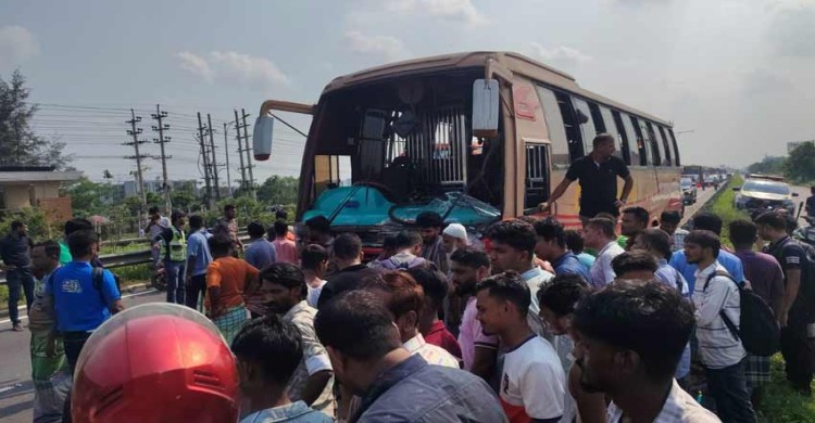 হাইওয়ে পুলিশের গাড়িতে যাত্রীবাহী বাসের ধাক্কা, নিহত ২
