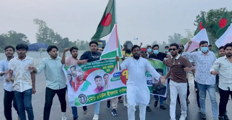 মুখে মাস্ক ও হেলমেট পরে মহাসড়কে নিষিদ্ধ ছাত্রলীগের মিছিল