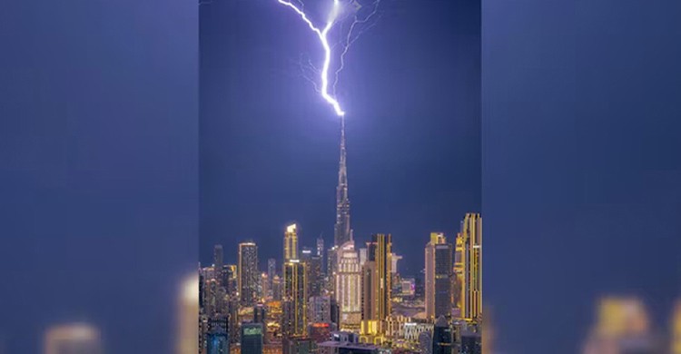 বিশ্বের সর্বোচ্চ ভবন বুর্জ খলিফার উপর ভয়াবহ বজ্রপাত