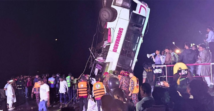 বাসডুবিতে নিহতদের পরিবারকে ১ কোটি টাকা করে ক্ষতিপূরণ দিতে আইনি নোটিশ
