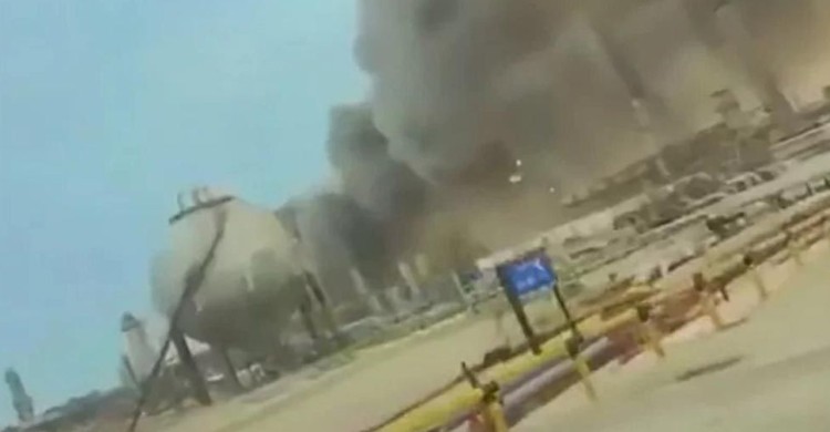 সৌদির সবচেয়ে বড় তেল শোধনাগারে ইরানের ড্রোন হামলা